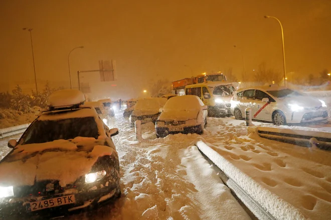 Več sto voznikov je bilo v noči na soboto ujetih na madridskih cestah. FOTO: Susana Vera/Reuters