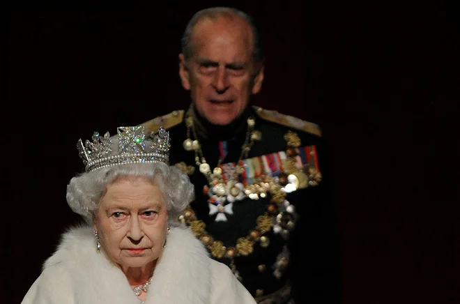 Cepivo sta prejela tudi britanska kraljica in njen soporg. FOTO: Toby Melville/Reuters