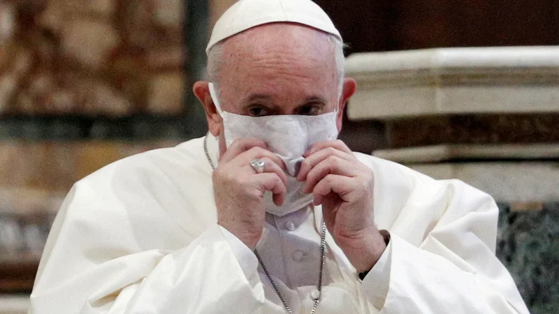 Fotografija: Papež Frančišek meni, da bi bilo etično ceipiti vse. FOTO: Guglielmo Mangiapane/Reuters