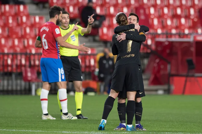 Dvakratna strelca Barcelone Antoine Griezmann in Lionel Messi. FOTO: Jorge Guerrero/AFP