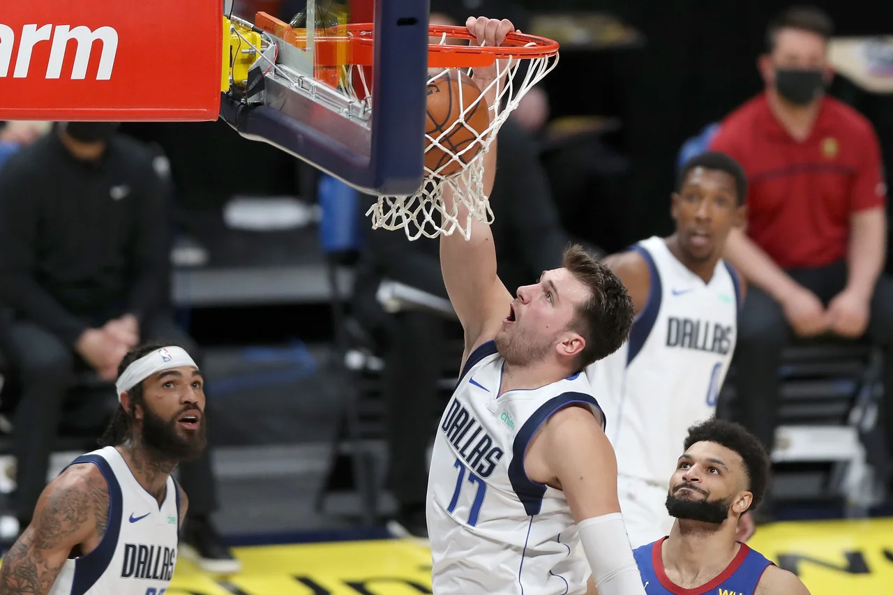 Fotografija: Luka Dončić je v kratkem času vpisal drugi trojni dvojček v majici Dallasa. FOTO: Matthew Stockman/AFP