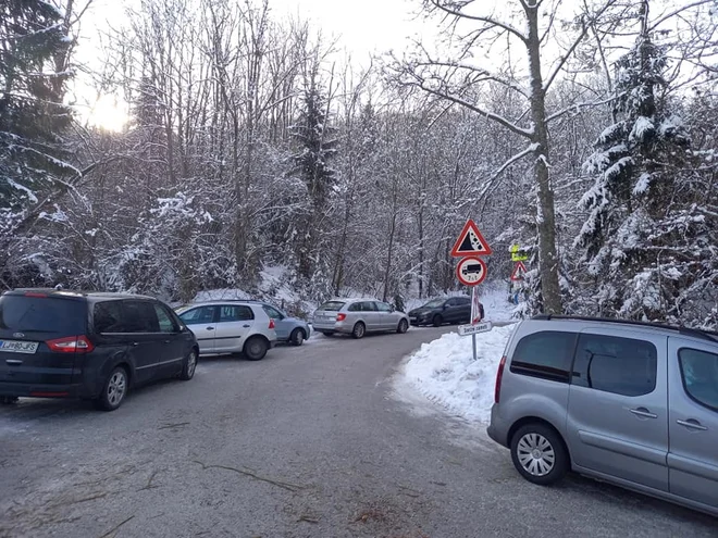 Včeraj je bila na območjih izletniških točk velika gneča. FOTO: PGD Gozd pri Kamniku