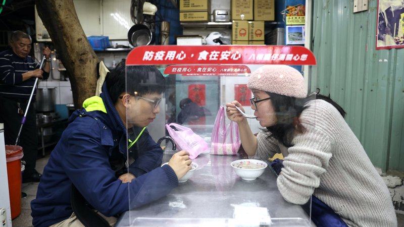 Fotografija: Na Tajvanu lahko kršitelje predpisov nekaj sekund nediscipline drago stane. FOTO: Ann Wang/Reuters