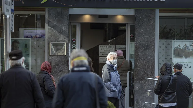 Fotografija: Po izredni 2-odstotni uskladitvi pokojnin konec decembra, bodo upokojenci ta mesec deležni še redne 2,5-odstotne usklaitve. FOTO: Voranc Vogel/Delo