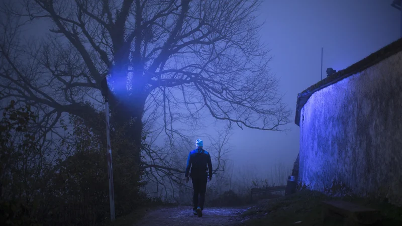 Fotografija: Izkaže se, da človek veliko lažje hodi v svojih copatih, če se je pred tem v mislih postavil v čevlje nekoga drugega.  FOTO: Jure Eržen/Delo