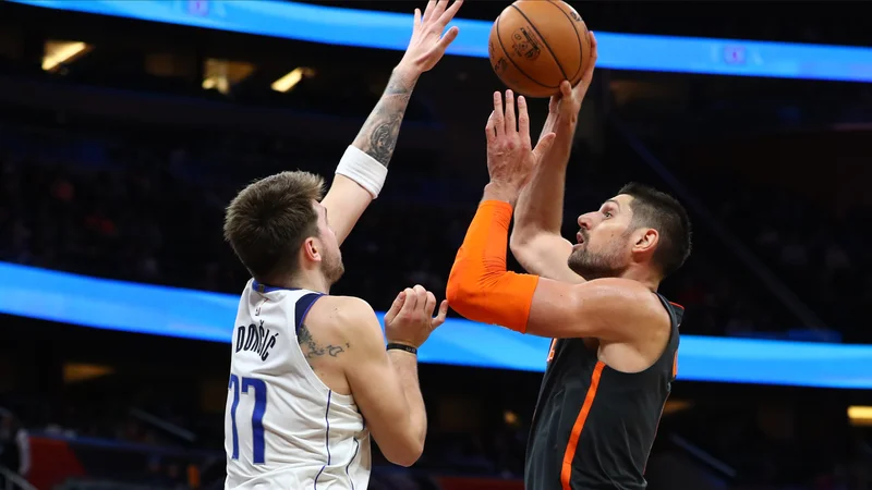Fotografija: Luka Dončić (77) in Nikola Vučević (desno) sta imela vnovič nekaj zanimivih dvobojev. FOTO: USA Today Sports