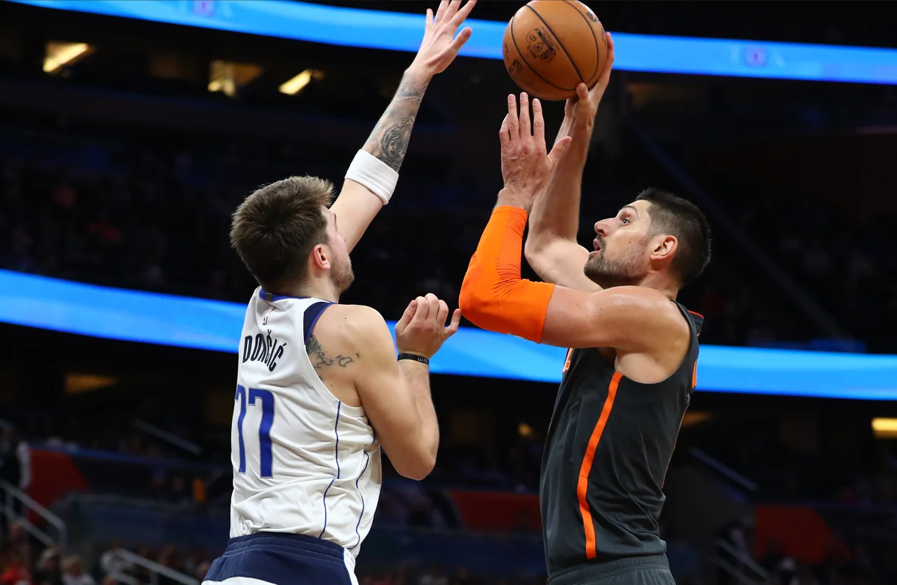 Fotografija: Luka Dončić (77) in Nikola Vučević (desno) sta imela vnovič nekaj zanimivih dvobojev. FOTO: USA Today Sports
