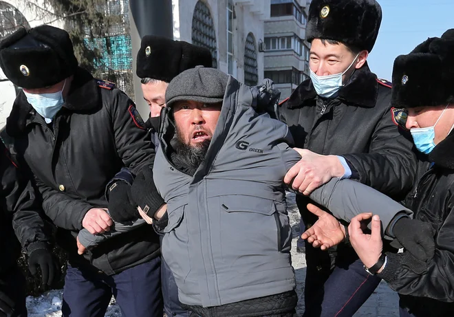 Aretacija protestnika na shodu, ki ga je danes organizirala opozicija. FOTO: Pavel Mikheyev/Reuters