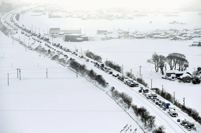 Vozila so obtičala v snegu. FOTO: Kyodo/Reuters
