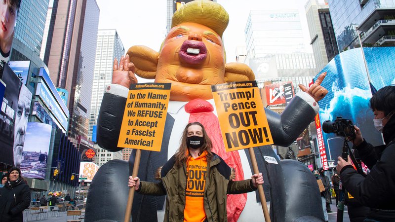 Fotografija: Kar 71 odstotkov Trumpovih privržencev in štirideset odstotkov Bidnovih ocenjuje, da se ZDA gibljejo k državljanski vojni. Na fotografiji protesti proti Trumpu na Times Squaru v New Yorku. Foto Kena Betancur/AFP