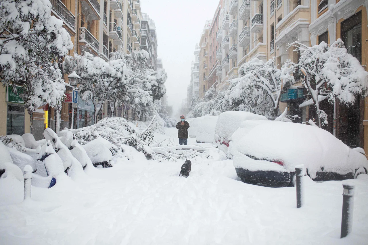 Fotografija: Nevihta Filomena je paralizirala Madrid. FOTO: Benjamin Cremel/Afp