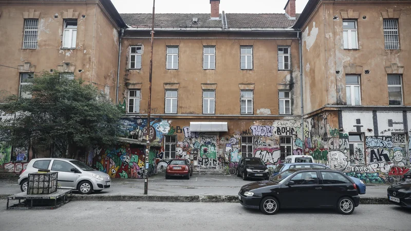 Fotografija: Ministrstvo za kulturo je najemnikom na Metelkovi 6 zagrozilo, da bo izpraznitev prostorov doseglo po sodni poti. Foto Uroš Hočevar