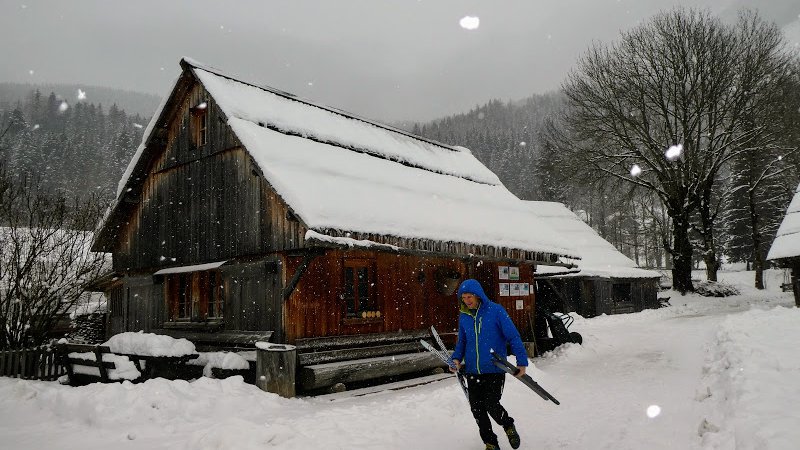 Fotografija: Naužijte se gorskega zraka tudi v slabem vremenu in obiščite enega najmanjših, a slikovitih tekaških centrov v Sloveniji. FOTO: Miroslav Cvjetičanin