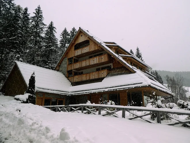 In še enkrat; da, na Jezerskem je tisti hotel, ki je vila s petimi zvezdicami, kjer noč stane že od 272 evrov. FOTO: Miroslav Cvjetičanin