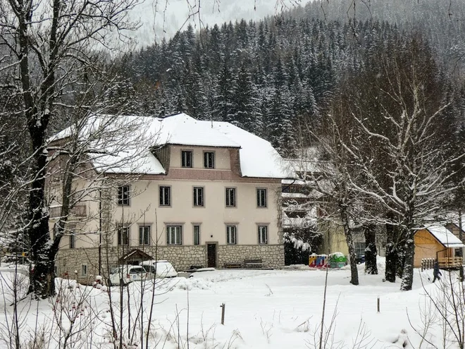 Nekoč hotel, danes krajevni urad Jezersko. FOTO: Miroslav Cvjetičanin