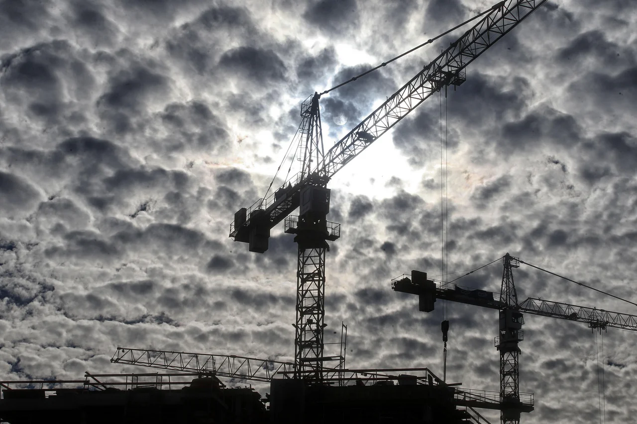 Fotografija: Gradbinci pričakujejo, da bo država v sodelovanju z njimi pripravila strategijo razvoja dejavnosti gradbeništva do leta 2030. FOTO: Blaž Samec/Delo