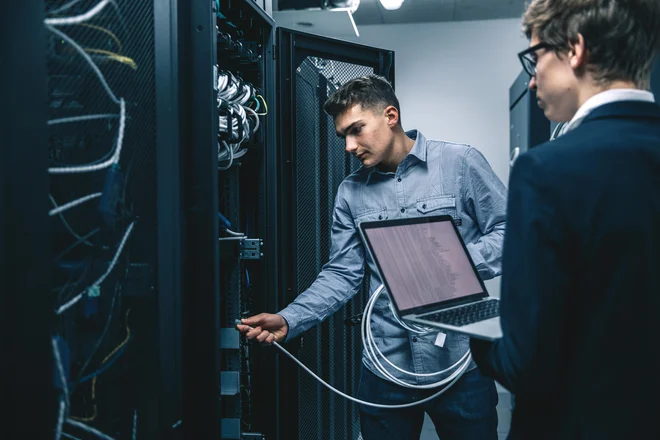 Študentje na fakulteti za računalništvo in informatiko pridobijo uporabna znanja o superračunalnikih. FOTO: Peter Giodani