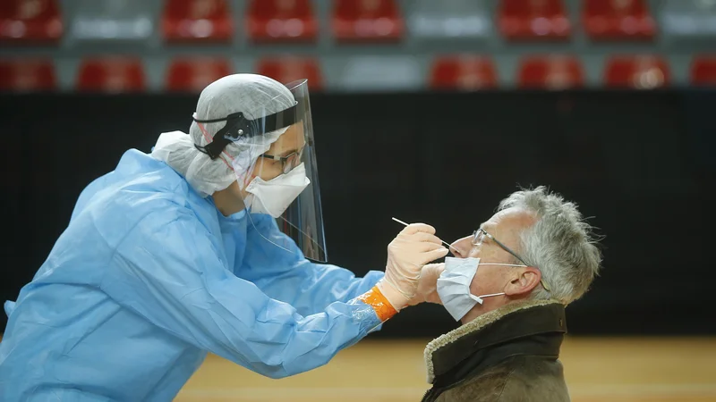 Fotografija: Množično testiranje se iz dvorane Kodeljevo seli na Gospodarsko razstavišče. FOTO: Jože Suhadolnik/Delo