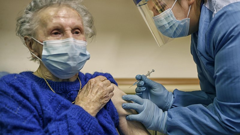 Fotografija: Ko se je pred dvema tednoma začelo cepljenje v domovih starejših občanov je že 53 odstotkov prebivalcev okužbo prebolelo, zdaj je delež okuženih že 60 odstotkov. FOTO: Blaž Samec/Delo