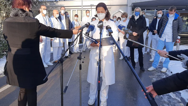 Fotografija: Strokovna direktorica Jana Makuc trdi, da čas epidemije ni primeren za kadrovske menjave v vodstvu bolnišnice. FOTO: Mateja Kotnik