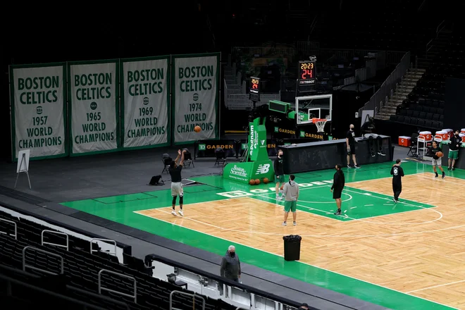 Pred tekmo z Miamijem se je v dvorani TD Garden ogrevalo le močno oslabljeno domače moštvo. FOTO: Maddie Meyer/AFP