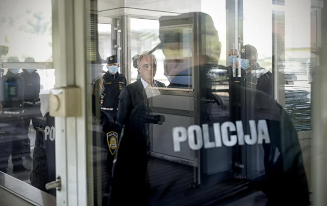 V Policijskem sindikatu Slovenije s stavko zahtevajo odpravo kršitev stavkovnega sporazuma iz leta 2018, zaradi katere bodo policijski uslužbenci marca prejeli nižje plače. FOTO: Blaž Samec/Delo