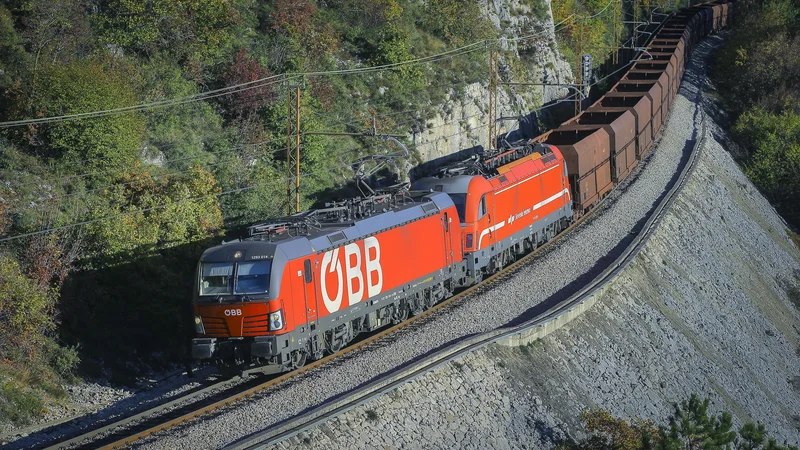 Fotografija: Nič nam ne pomaga vlak, ki sicer lahko doseže hitrost 250 kilometrov na uro (km/h), če je ne dopušča infrastruktura. Foto Jože Suhadolnik/Delo