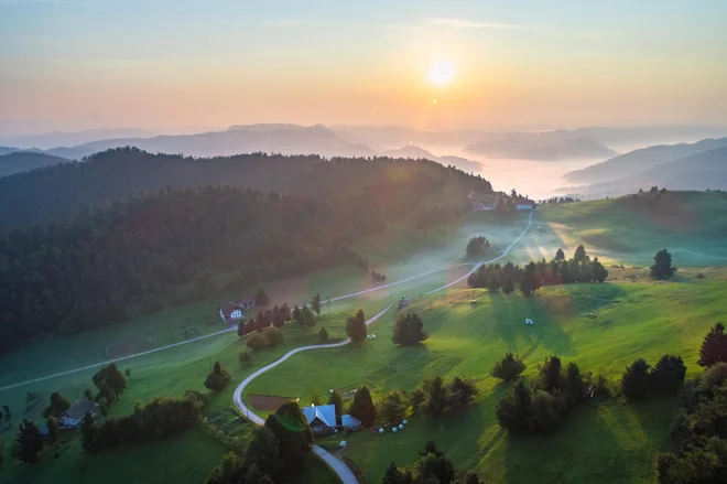 Nekateri, ki se v idrijski občini mudijo dlje časa, si en dan vzamejo samo za Vojskarsko planoto. FOTO: Fototeka ZTI/Jošt Gantar