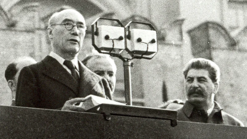 Fotografija: André Gide kot govornik na pogrebu Maksima Gorkega Foto SNG Film