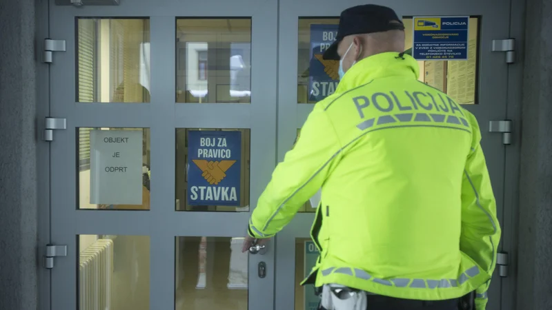 Fotografija: Stavka policistov se je začela včeraj ob sedmih zjutraj in bo trajala do izpolnitev zahtev. FOTO: Jure Eržen/Delo