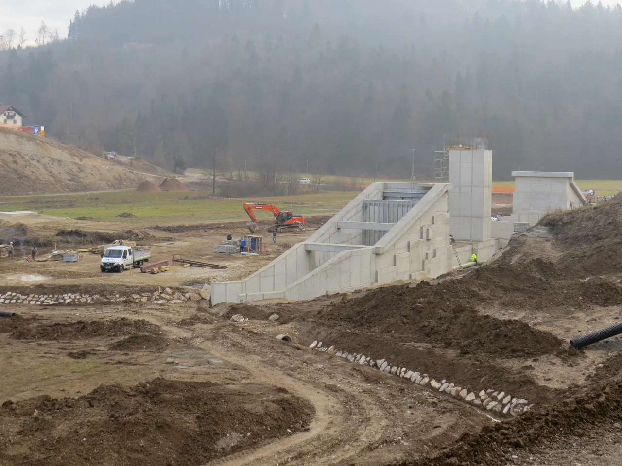 Fotografija: Hudourniški Veliki potok že teče po novem tlakovanem objektu in novi strugi. FOTO: Bojan Rajšek/Delo