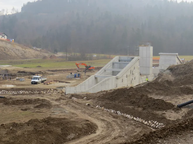 Hudourniški Veliki potok že teče po novem tlakovanem objektu in novi strugi. FOTO: Bojan Rajšek/Delo