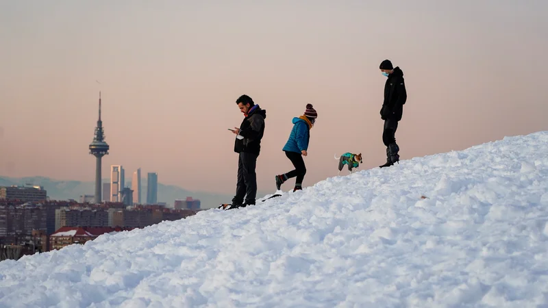 Fotografija: Španci so se danes zbudili v najhladnejše jutro v zadnjih dvajsetih letih. FOTO: Juan Medina/Reuters