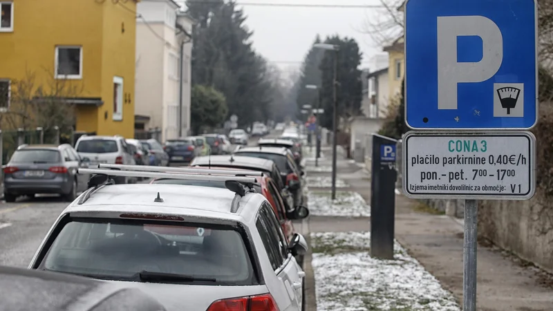 Fotografija: Na parkirni coni tri, ki se se bo razširila, denimo do Mednega, bo javno podjetje LPT zaračunalo parkiranje. FOTO: Blaž Samec/Delo