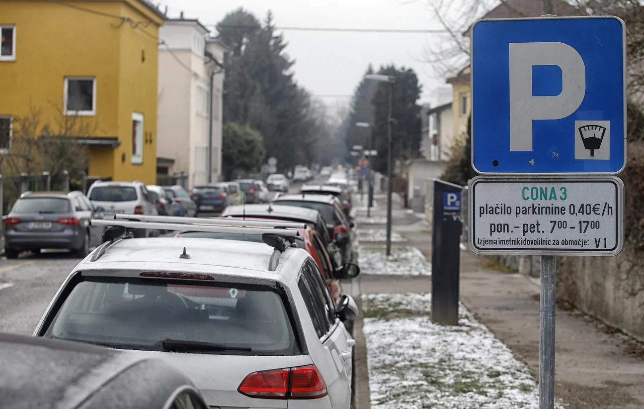 Fotografija: Na parkirni coni tri, ki se se bo razširila, denimo do Mednega, bo javno podjetje LPT zaračunalo parkiranje. FOTO: Blaž Samec/Delo