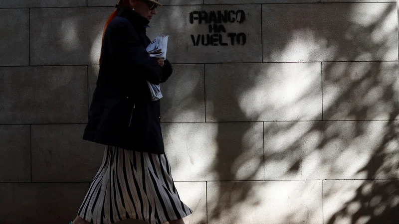 Fotografija: Franco se je vrnil, sporoča grafit v Barceloni. FOTO: Gonzalo Fuentes/Reuters
