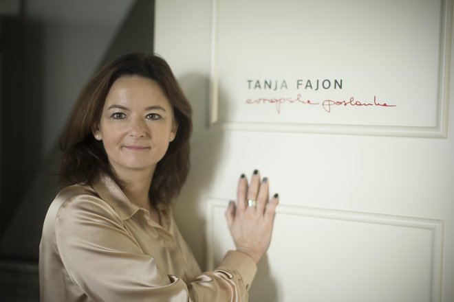 Tanja Fajon, predsednica stranke SD, meni, da je za menjavo vlade več razlogov. FOTO: Jure Eržen/Delo