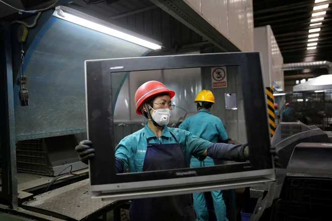 Kitajska še nima dovolj visokotehnološke moči, da bi globalno prevzela vlogo voditeljice na nekaterih industrijskih področjih, vendar ima strategijo, kako se povzpeti na vrh. FOTO: Reuters