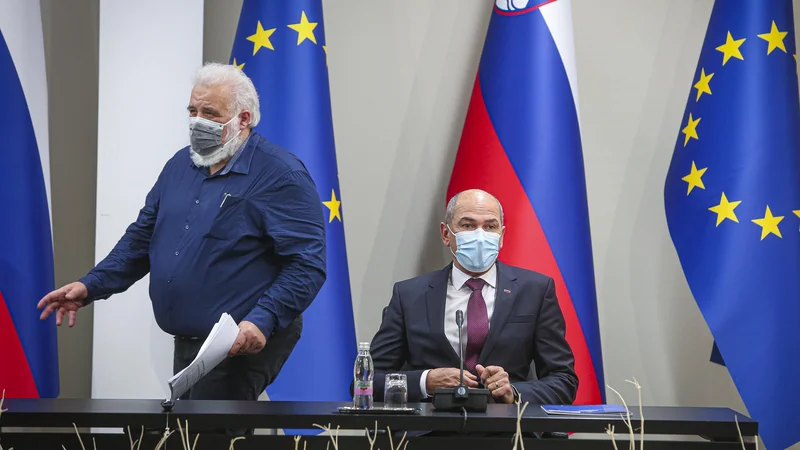 Fotografija: Premier Janez Janša (desno) in direktor NIJZ dr. Milan Krek. FOTO: Jože Suhadolnik/Delo