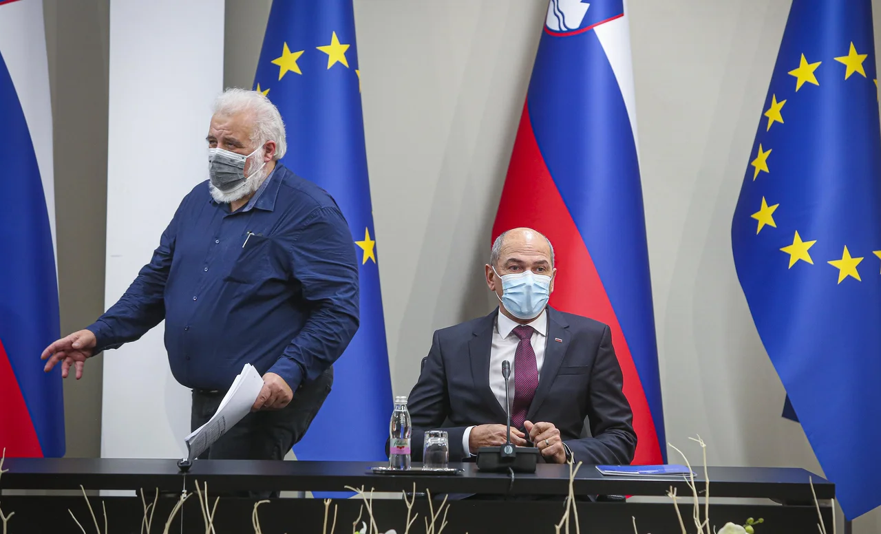 Fotografija: Premier Janez Janša (desno) in direktor NIJZ dr. Milan Krek. FOTO: Jože Suhadolnik/Delo