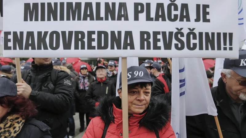 Fotografija: Da je minimalna plača prenizka, ZSSS opozarja že leta, tudi s protesti. FOTO: Jože Suhadolnik/Delo