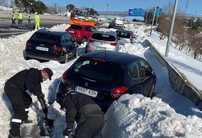 Lokalne oblasti na posebne prevzemne točke še naprej odvažajo avtomobile, ki so pred dnevi obtičali v metežu.<br />
FOTO: Marco Trujillo/Reuters