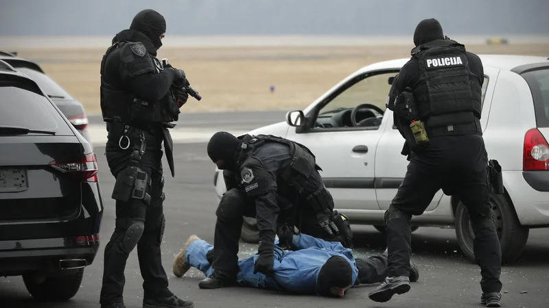Fotografija: Brez zadržkov so razkrili tudi identiteto policistov, ki se borijo proti najhujši obliki kriminalitete. FOTO: Jure Eržen/Delo