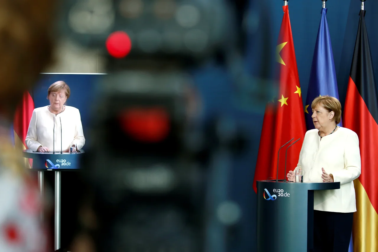 Fotografija: Po prepričanju Angele Merkel je v evropskem strateškem interesu sodelovati z velesilo 21. stoletja. FOTO: Michele Tantussi/Reuters
