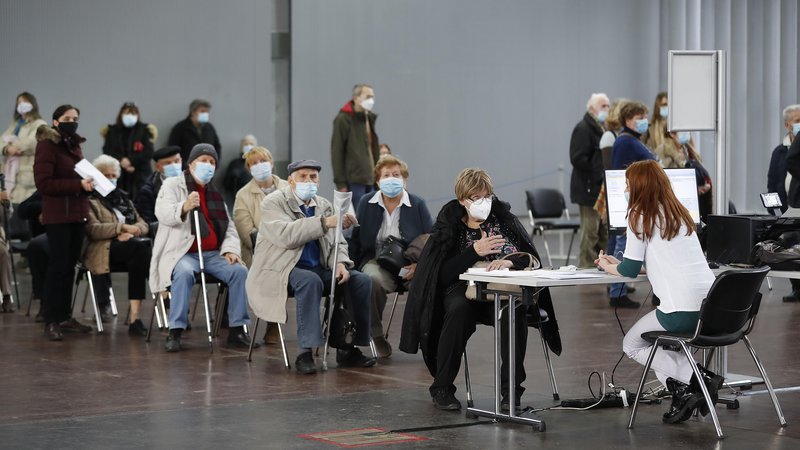 Fotografija: Zanimanje za cepljenje, ki je danes potekalo tudi na Gospodarskem razstavišču v Ljubljani, presega število prispelih odmerkov. FOTO: Leon Vidic/Delo