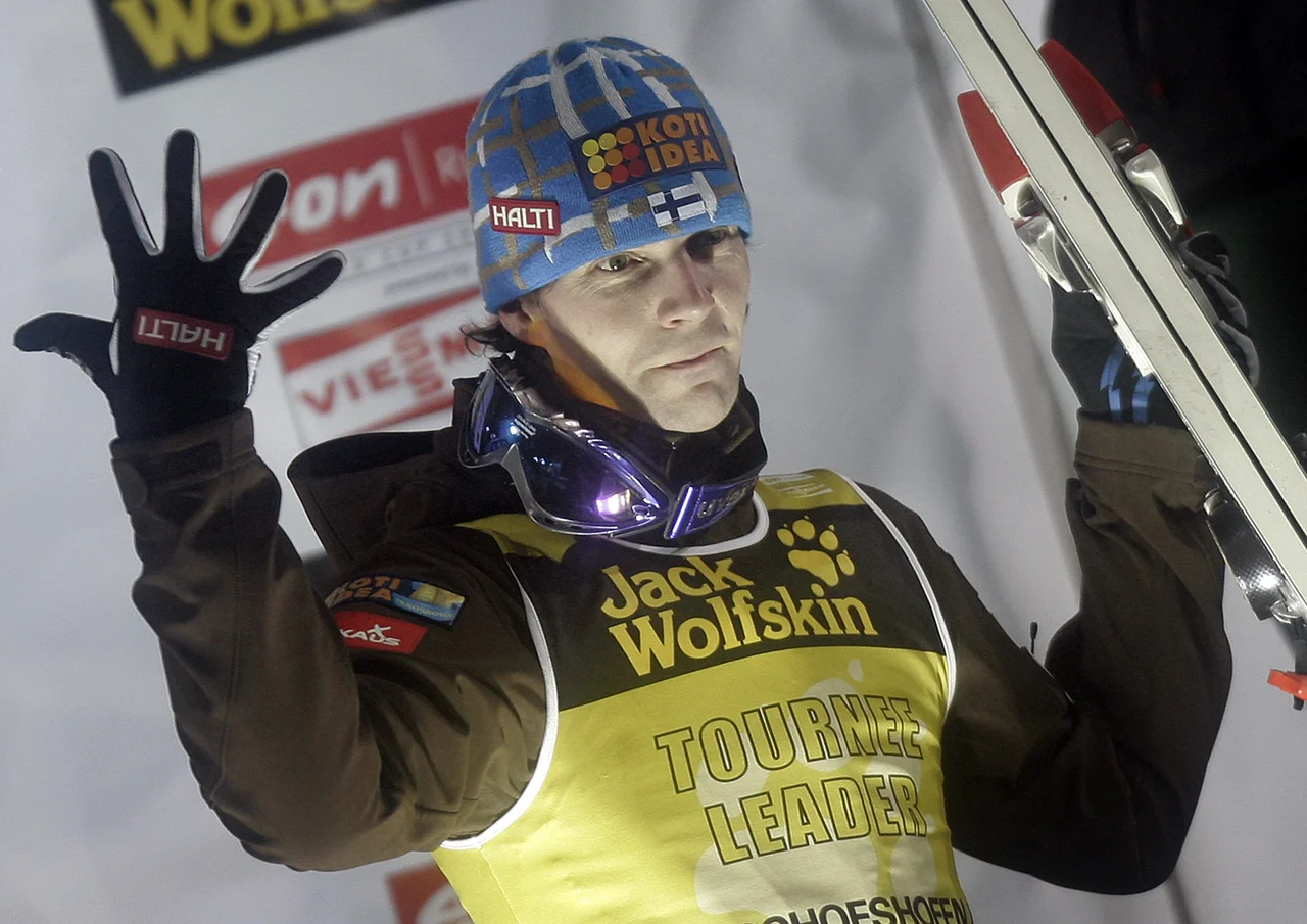 Fotografija: Finski zvezdnik Janne Ahonen ima med vsemi smučarskimi skakalci največ stopničk v svetovnem pokalu in lovorik na novoletni turneji. FOTO: Dominic Ebenbichler/Reuters
