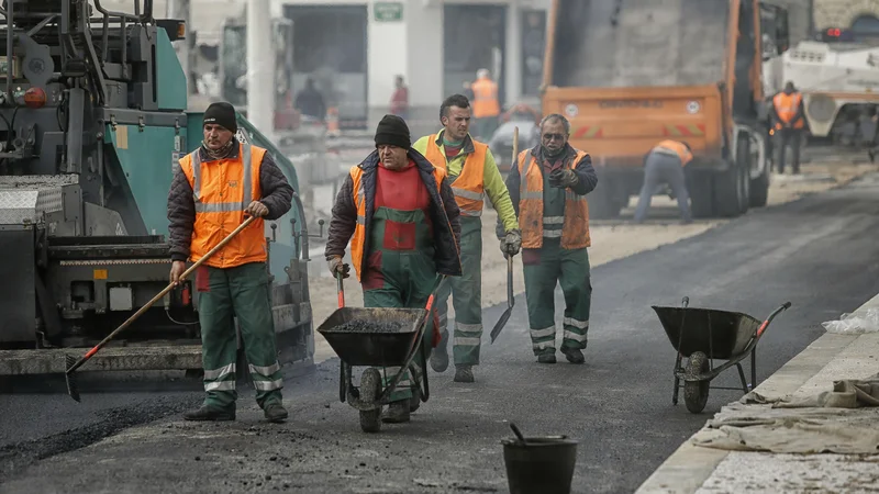 Fotografija: Vlada je v sedmem protikoronskem paketu zaposlenim z nižjimi plačami v zasebnem sektorju, ki so decembra delali dodelila krizni dodatek. FOTO: Blaž Samec/Delo