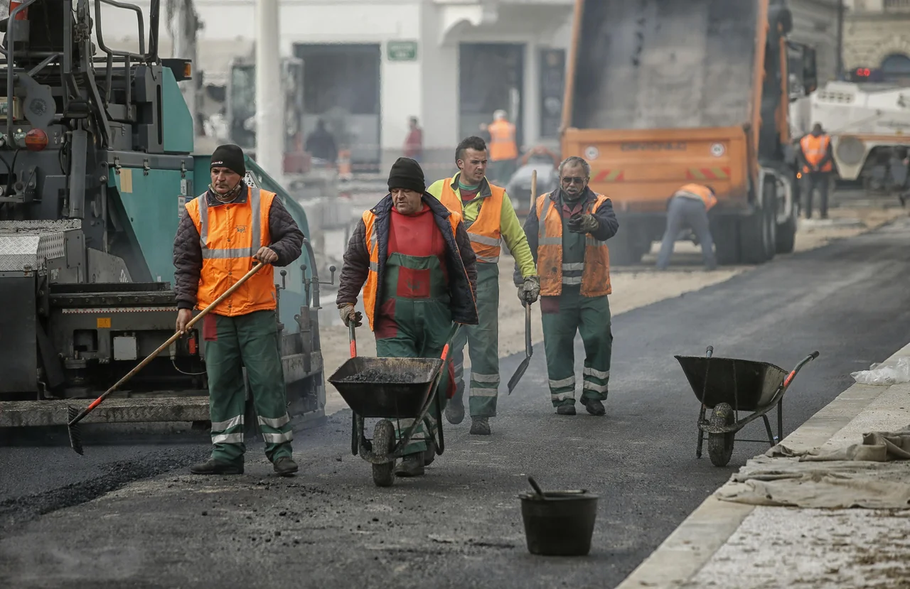 Fotografija: Vlada je v sedmem protikoronskem paketu zaposlenim z nižjimi plačami v zasebnem sektorju, ki so decembra delali dodelila krizni dodatek. FOTO: Blaž Samec/Delo