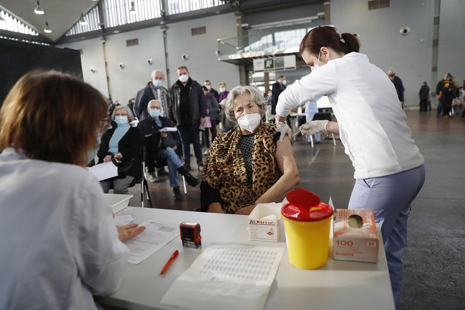 Danes se je začelo množično cepljenje starejših od 80 let. Foto Leon Vidic/delo