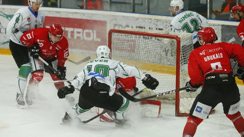 Fotografija: Tradicija tekem jeseniških in ljubljanskih hokejistov je v slovenskem športnem prostoru že prav posebna. FOTO: Jože Suhadolnik/Delo
